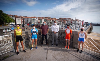 Uñaki Arriola sailburua eta Borja Rodrigo TKEko presidentea, arraunlariez inguratuta. (EUSKO LABEL LIGA)