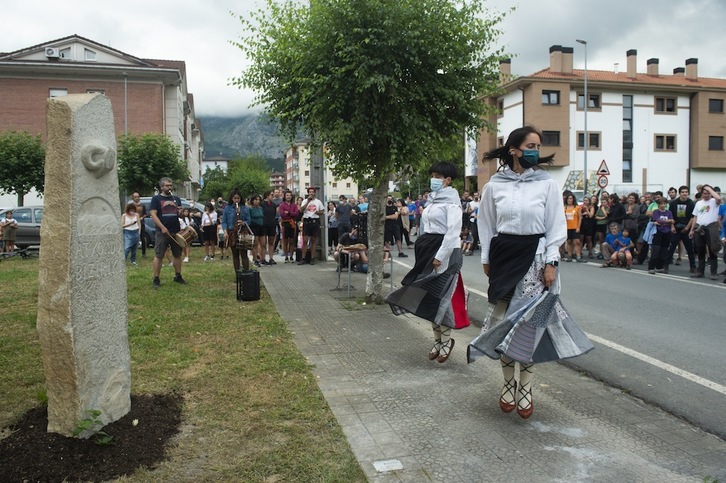 Un monolito tallado en una piedra tomada de las obras del TAV en Tafalla ha sido instalado en Atxondo. (Monika DEL VALLE | FOKU)