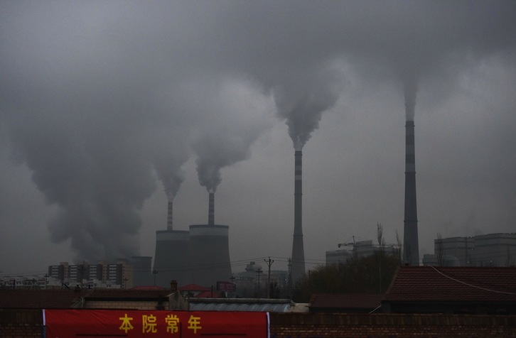 Fabrika bat CO2 gasa isurtzen. Berotegi efektuaren eragile nagusia. (Greg BAKER/AFP)