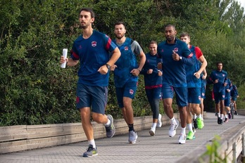 Típica estampa baskonista veraniega, con la plantilla corriendo alrededor de Salburua. (SASKI BASKONIA)