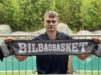 Masiulis, pese a su seriedad en la foto, se ha mostrado ilusionado con su llegada a Bilbo. (BILBAO BASKET)