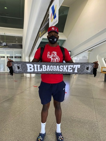 Imagen de la llegada de Ángel Delgada a Bilbo, días antes de su presentación de este viernes. (BILBAO BASKET)