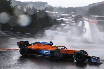 Momento del accidente de Lando Norris en «Eau Rouge» durante la Q3. (Kenzo TRIBOUILLARD/AFP)