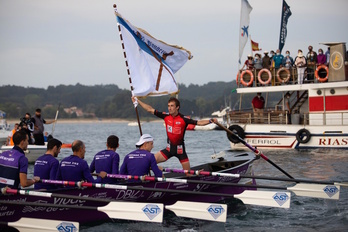 Gorka Aranberri Santurtziko patroiak tinko eusten dio Areseko banderari, Hondarribiari 74 ehunenengatik gailendu ostean. (EUSKO LABEL LIGA)