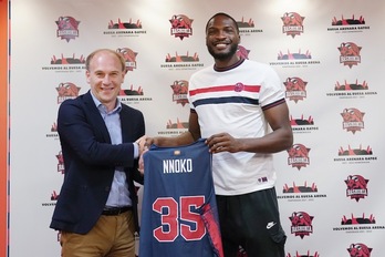 Landry Nnoko junto con Félix Fernández, en la presentación del pívot camerunés. (Endika PORTILLO / FOKU)