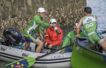 Mikel Orbañanos le entrega una botella al patrón Ioseba AMnraiiz durante la primera jornada de la Bandera de La Concha. (Andoni CANELLADA/FOKU) 