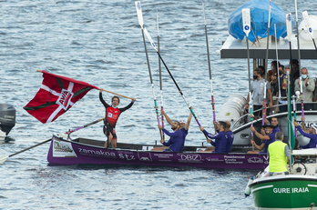 Gorka Aranberri patroia, Bermeoko ikurrina amorruz astintzen (Monika DEL VALLE / FOKU)