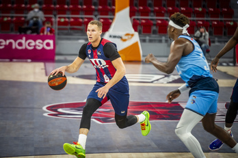 Tadas Sedekerskis conduce el balón en un partido de la pasada temporada. (Jaizki FONTANEDA/FOKU)