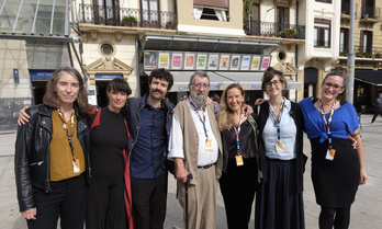 El equipo de ‘Fantasía’ con la familia en el centro: Amaia, Aitor, Iñaki y Kontxi. (Jon URBE | FOKU)