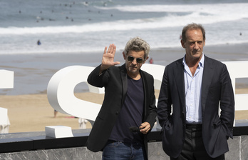 Thierry de Peretti y Vincent Lindon, en el photocall. (Jagoga MANTEROLA/FOKU)