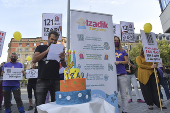 Protesta ante la Delegación por la situación de Izadi. (Idoia ZABALETA/FOKU)