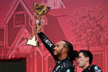 Lewis Hamilton celebra su triunfo en Sochi. (Yuri KOCHETKOV/AFP)