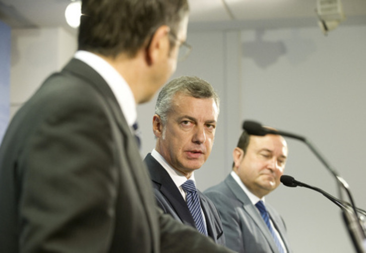 Lopez, Urkullu eta Ortuzar; 2013ko itunaren berri ematen. (Raul BOGAJO / FOKU)