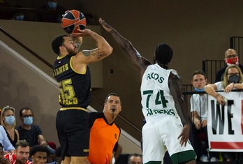 Mike James no ha tenido qoe exprimirse en el victorioso debut del AS Mónaco ante Panathinaikos. (EUROLEAGUE.NET)