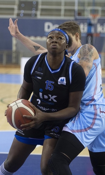 Mariam Coulibaly, IDK Euskotren eta Lointek Gernika Bizkaiaren arteko iazko euskal derbi batean. (Jon URBE / FOKU)