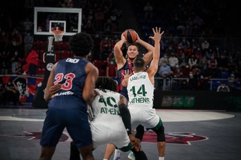 Defentsan ez ezik, erasoan ere burua ateratzen ari da Tadas Sedekerskis. (Endika PORTILLO / FOKU)