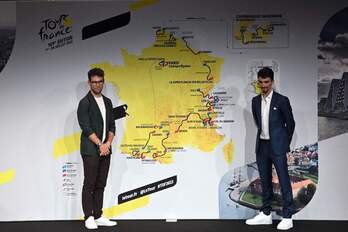 Cavendish eta Alaphilipe 2022ko Tourraren ibilbidearen aurkezpenean. (Anne-Christine POUJOULAT / AFP) 