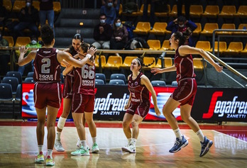 Las jugadoras de Gernika celebran el triunfo en Bolonia (LOINTEK GERNIKA)