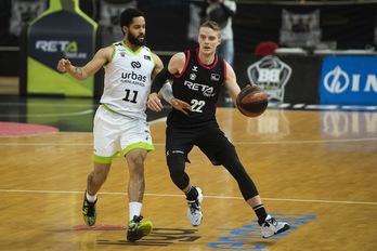 Los partidos de Miribilla entre Bilbao Basket y Fuenlabrada siempre son duros y disputados. (Monika DEL VALLE / FOKU)