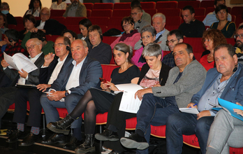 Representantes políticos y organizadores de las jornadas, ayer en Baiona. (Bob EDME)