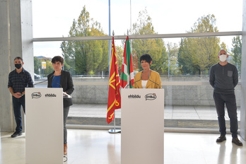 Anita Lopepe y Maddalen Iriarte, tras leer el manifiesto. (Idoia ZABALETA/FOKU))