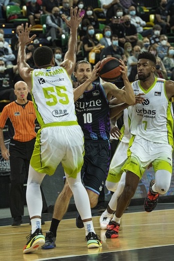 Azken laurdenean Valentin Bigotek saskiratu dituen hirukoak ezinbestekoak izan dira Bilbao Basketek partida eramateko. (Monika DEL VALLE / FOKU)