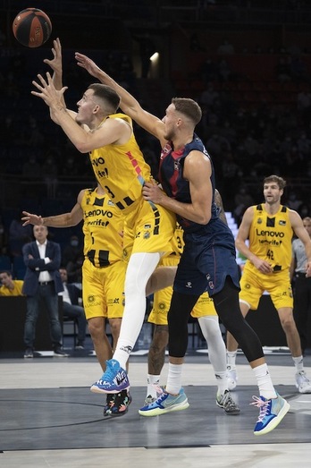 Sedekerskis pelea con Kyle Wiltjer, uno de los verdugos de Saski Baskonia, junto con Fitipaldo. (Raúl BOGAJO / FOKU)