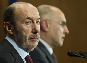 Alfredo Pérez Rubalcaba junto a Rodolfo Ares, tras una reunión de la Junta de Seguridad de la CAV. (Luis JAUREGIALTZO/FOKU)