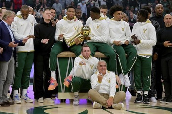 Los Milwaukee Bucks, con su trofeo y su anillo de diamantes de campeón de la NBA 2020/21. (Stacy REVERE / AFP PHOTO)