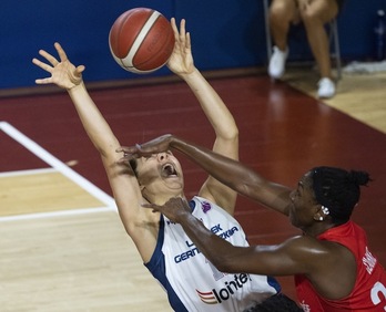 Sobre todo en la primera mitad, el físico de La Roche Vendée ha apabullado a Lointek Gernika Bizkaia. (Monika DEL VALLE / FOKU)