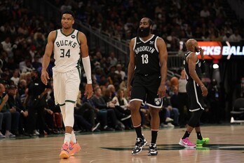 Antetokounmpo y Harden en el primer partido de la NBA. (Stacy REVERE / AFP)