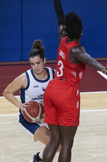 Gernikak Carolo Basketen fisikoa saskibaloi taktikoarekin «berdintzea» espero du Paula Ginzok. (Monika DEL VALLE / FOKU)