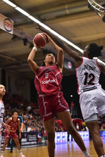 Tinara Moore ha estado muy vigilada, pero ha aportado y además otras le han tomado el relevo anotador. (FIBA)