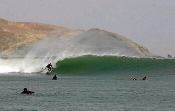 Surflari bat Chicamako olatuekin gozatzen. (SURFERTODAY.COM)