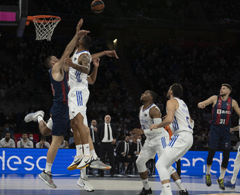 Imagen del pasado domingo en el partido entre Baskonia y Real Madrid en el Buesa Arena. (Raúl BOGAJO/FOKU)