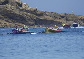 Orio eta Santurtzi, 2021eko estropada batean nor baino nor. (Gorka RUBIO/FOKU)