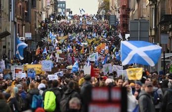 Glasgown egin duten manifestazio koloretsuak milaka eta milaka lagun bildu ditu. (Daniel LEAL-OLIVAS/AFP)