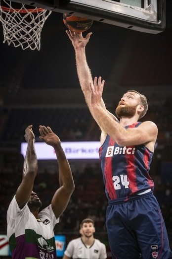 Bartzelonaren aurka lan eskerga egin beharko dute Saski Baskoniako uztaipeko jokalariek. (Jaizki FONTANEDA / FOKU)