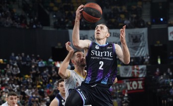 Jonathan Roussellek ez du bere egunik onena izan, baina berak ere jarri du bere aletxoa Bilbao Basketek garaipena lor dezan. (Monika DEL VALLE / FOKU)