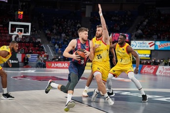 Rokas Giedraitis incide en la «velocidad» en el juego que intenta inculcar Neven Spahija. (Endika PORTILLO / FOKU)