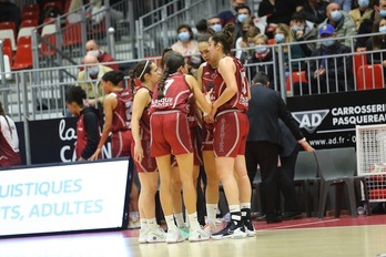 Las jugadoras de Gernika Bizkaia hacen piña buscando la forma de suparar el físico de La Roche Vendée. (FIBA BASKETBALL)