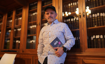 Lander Garro, ‘Faith’ liburu berriarekin. (Gotzon ARANBURU/FOKU)