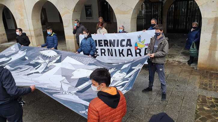 Aurrez egindako manifestazio baten irudia. (Gernika Memoriaren Lekuko)