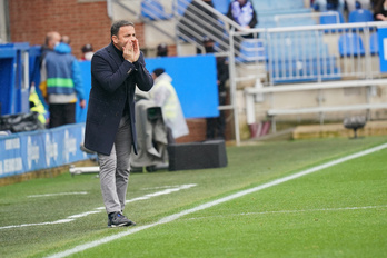Javier Calleja da órdenes a sus jugadores del Alavés en un partido de Liga. (Endika PORTILLO/FOKU)
