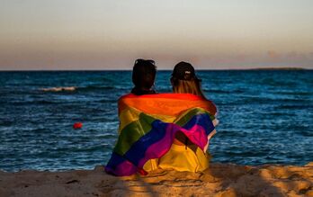 Bi emakume Cayo Guillermoko Gran Muthu Rainbow hotelean. (Yamil LAGE/AFP)