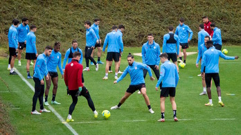 Peru Nolaskoain, en el centro del rondo, durante el entrenamiento de este viernes en Lezama. (ATHLETIC CLUB)