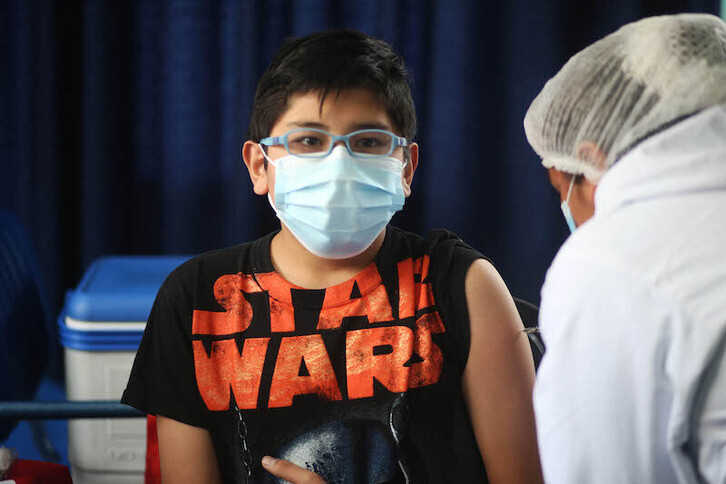 Bolivian bezala, Covid-aren txertoa Euskal Herrira helduko da asteazken honetan. (AFP)