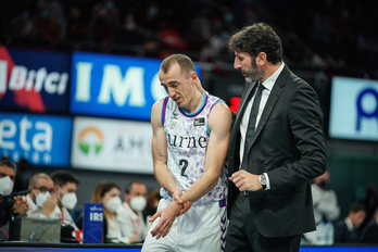 Momento en el que Jonathan Rousselle se retiró del derbi ante Baskonia por su lesión en la muñeca. (Endika PORTILLO/FOKU)