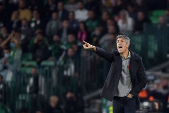 Imanol da instrucciones a sus jugadores en el partido del domingo en el Benito Villamarín. (Cristina QUICLER/AFP)