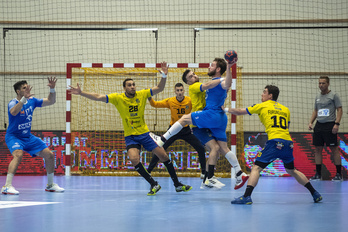 Partida borobila egin beharko du Bidasoa-Irunek Orlen Wisla Plock talde indartsuari gailentzeko. (Gorka RUBIO/FOKU)